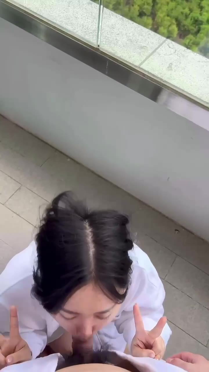 Background nonton video viral Bocil Mulus Corott Di Balkon Rumah