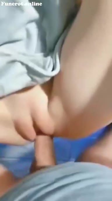 Background nonton video viral Bocil Chindo Memek Tembem Dicrot Dalem Tanpa Pikir Lama MasukinLagi
