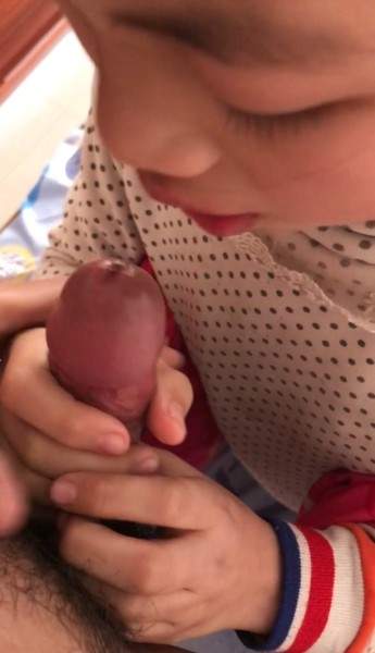 Background nonton video viral Bocil Cantik Seneng Banget Mau Diewe Ayah Sampai Crot Dalam 4K