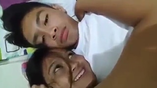 Background nonton video viral ABG Bocil Ngewe Dikamar Mumpung Gada Ayah Rumah Sepi